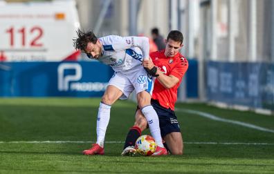 Enric Gallego, actual delantero del Tenerife, junto al rojillo Asier Osambela