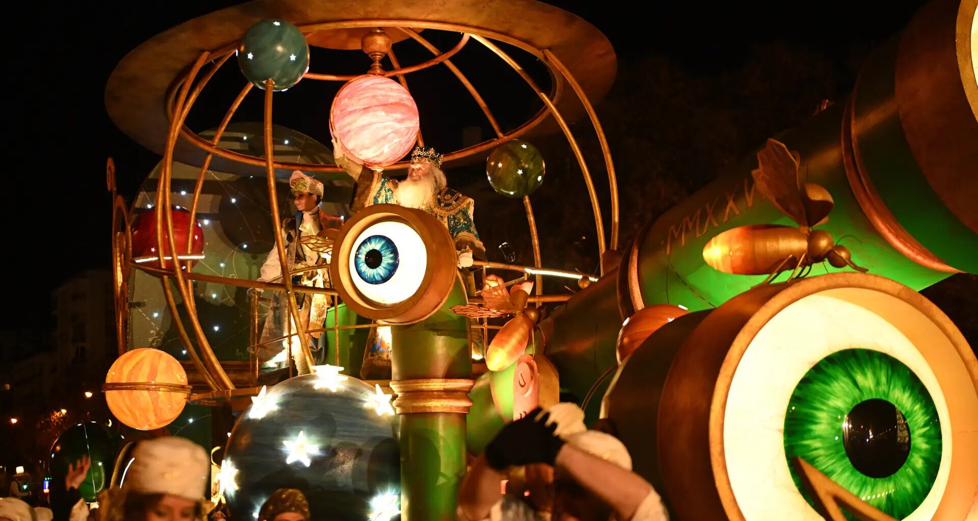 Los Reyes Magos desafían el frío para lanzar 1.200 kilos de caramelos en Madrid