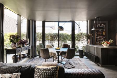 Los grandes ventanales ayudan a amplificar el espacio