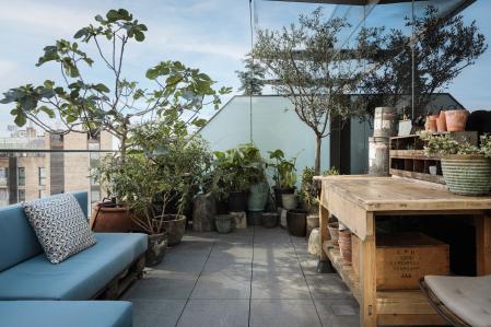 La terraza, de 34 metros cuadrados, es todo un lujo que amplía el ático