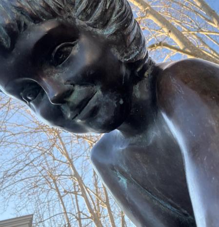 La bella escultura de la niña tocando el agua en el estanque de Banyoles.