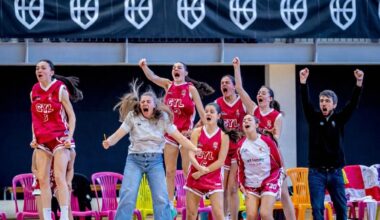 Imagen del banquillo de las cadetes de Castilla y León, exultante, celebra una de las canastas en semifinales.