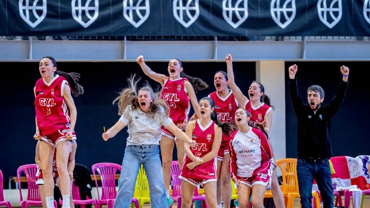 Imagen del banquillo de las cadetes de Castilla y León, exultante, celebra una de las canastas en semifinales.