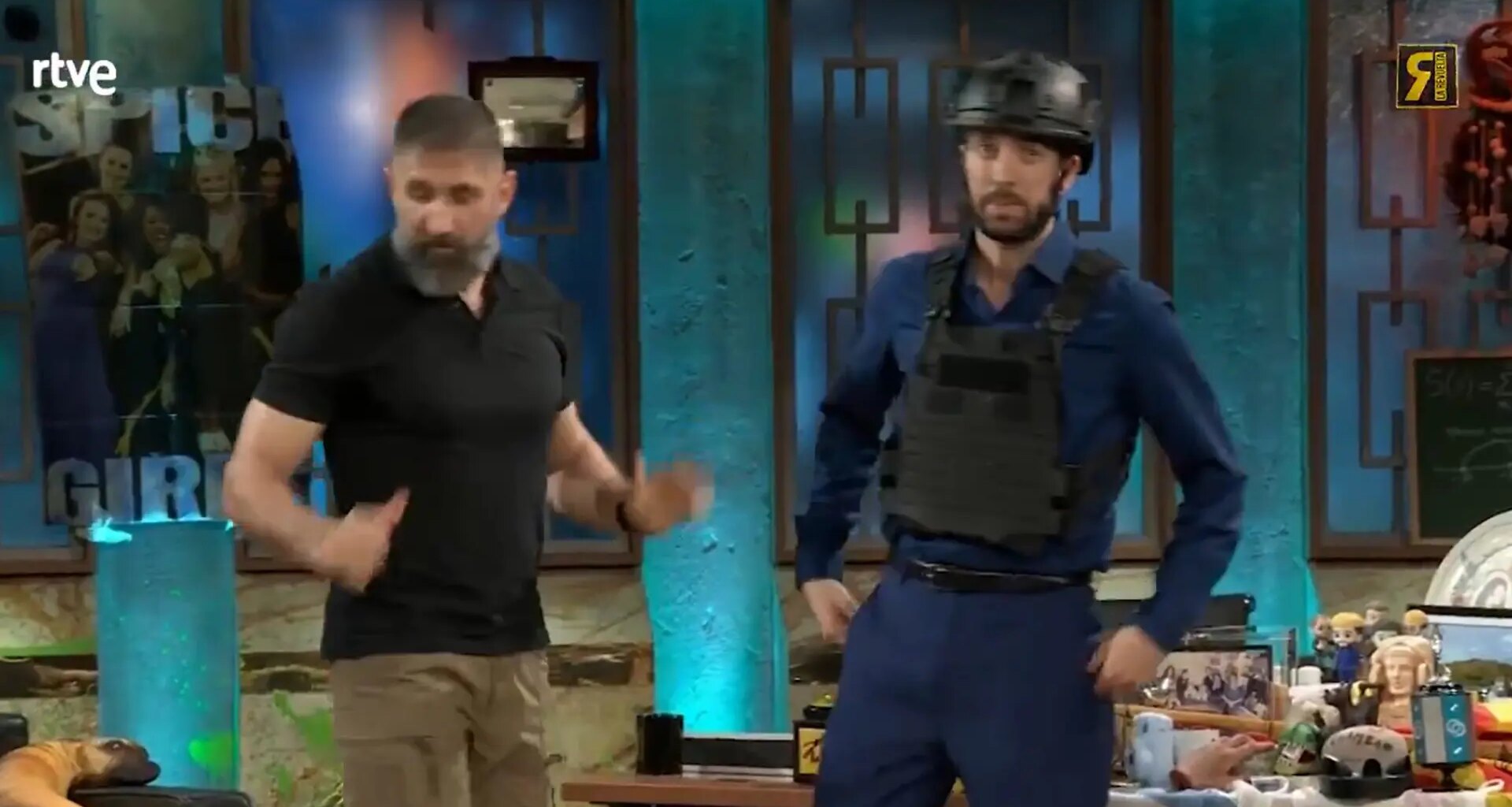 El regalo de Pelayo Gayol con el que Broncano se 'convierte' en policía en 'La Revuelta': "Me queda bien"