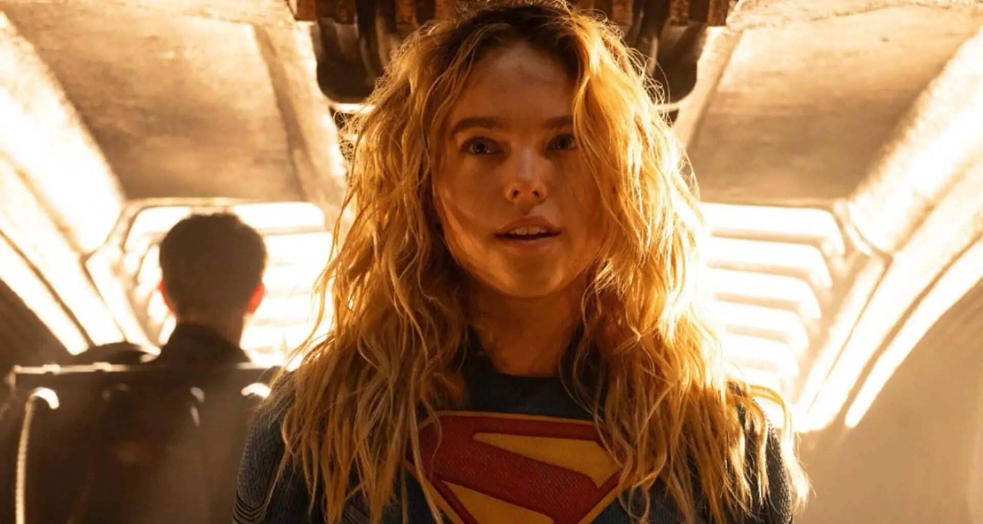 Supergirl se deja de gabardinas y luce su traje como es debido en la nueva imagen de la película compartida por James Gunn