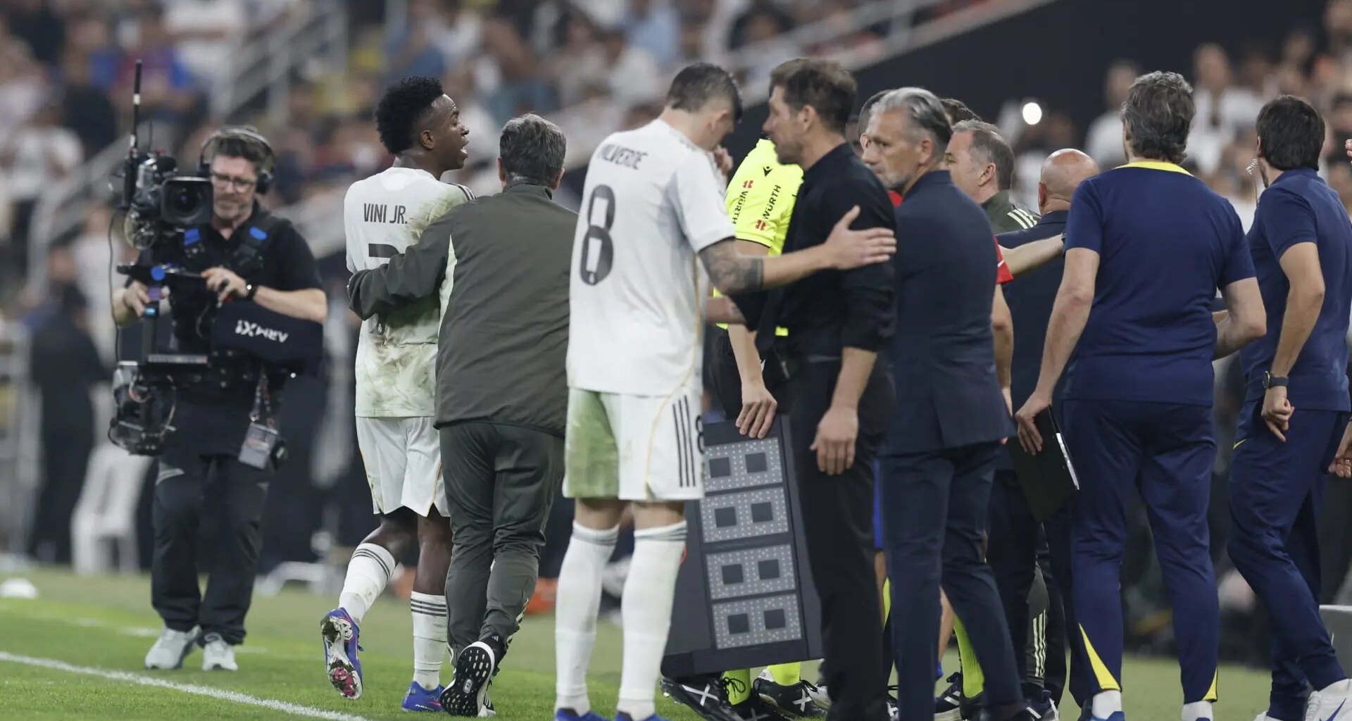 muchísima tensión entre Simeone y Vinícius en el derbi de la Supercopa