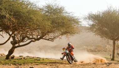 Al-Attiyah, líder del Dakar tras la sexta etapa con Roma y Sainz perdiendo tiempo; una sanción a Sanders deja opciones a Schareina