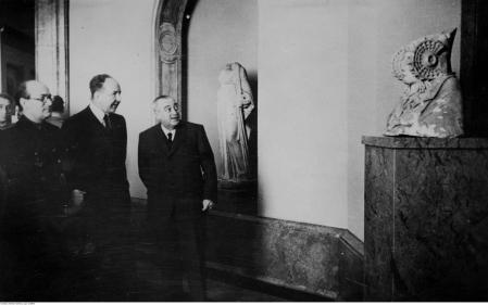 El embajador alemán en Madrid, Hans-Heinrich Dieckhoff (segundo a la izquierda) y el ministro español de Educación José Ibáñez Martín (primero a la izquierda) contemplan la Dama de Elche en el Museo del Prado, en 1944