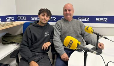 Jorge Méndez, medallista de bronce mundial junior en tenis playa, junto a su padre Pedro Méndez en los estudios de la Cadena SER Levante.