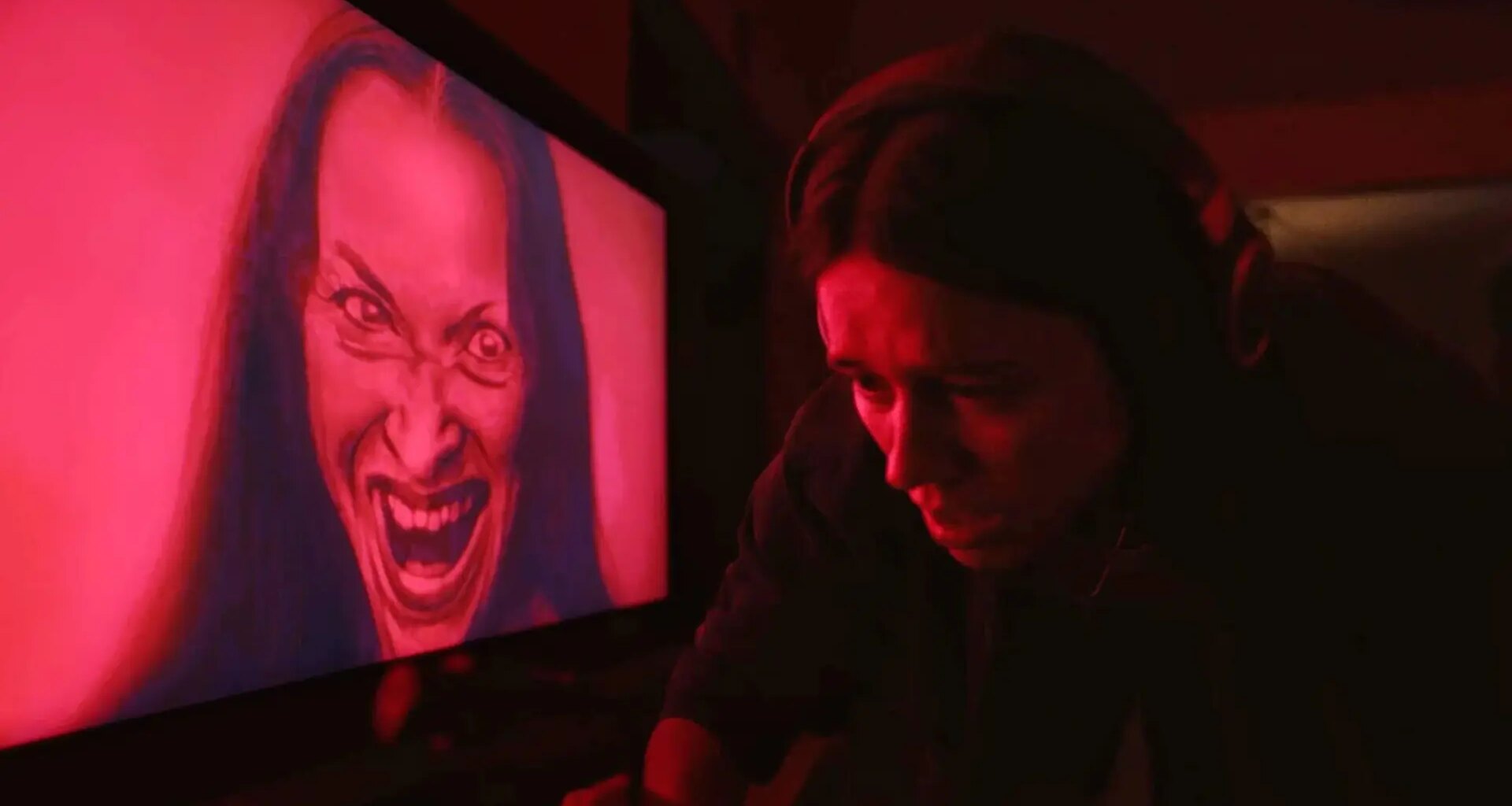 A24 lanza el tráiler de Undertone, la escalofriante película de terror que nace de unas grabaciones malditas