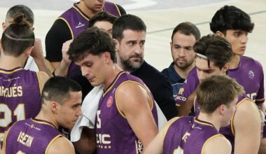 David Barrio con sus jugadores tras un tiempo muerto.