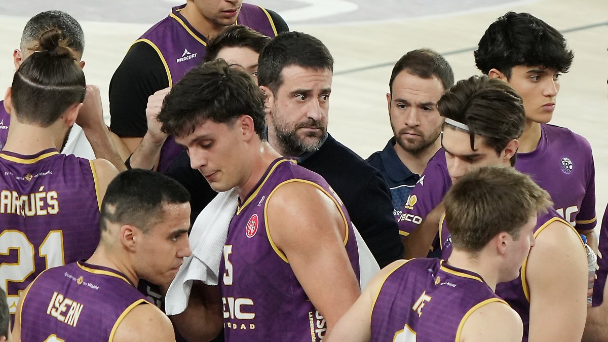 David Barrio con sus jugadores tras un tiempo muerto.