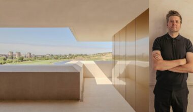 Eduardo Blanes, junto a una imagen de la residencia de corta estancia de la Real Federación de Golf de España.