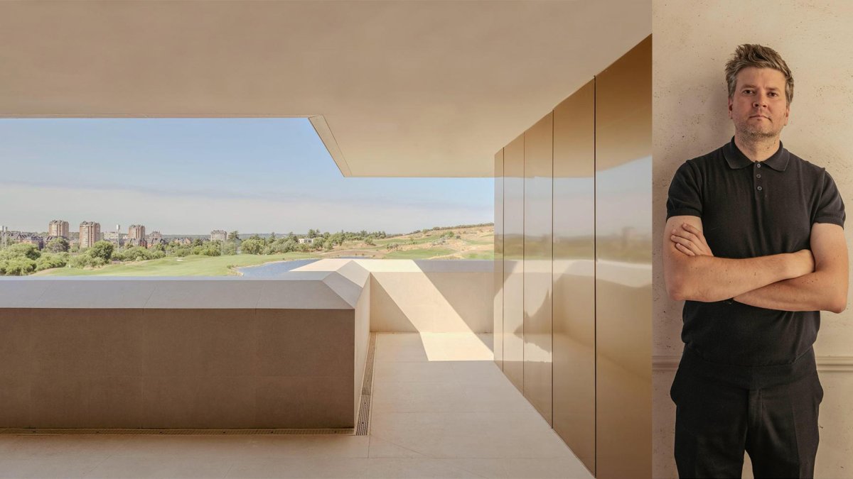 Eduardo Blanes, junto a una imagen de la residencia de corta estancia de la Real Federación de Golf de España.