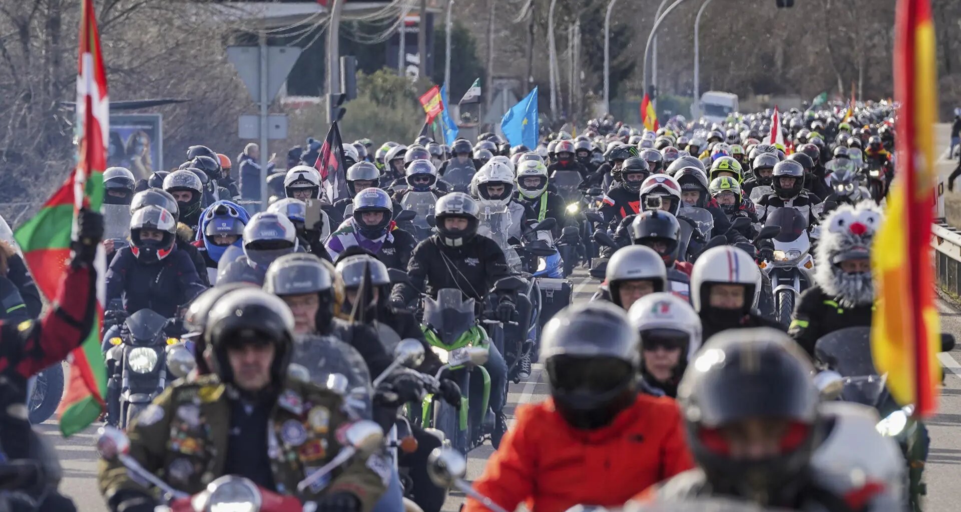 Los 'Pingüinos' recorren Valladolid en el Desfile de Banderas de una edición "masiva" sin incidentes graves