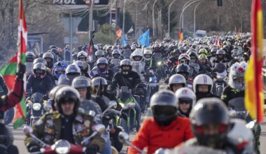 Los 'Pingüinos' recorren Valladolid en el Desfile de Banderas de una edición "masiva" sin incidentes graves