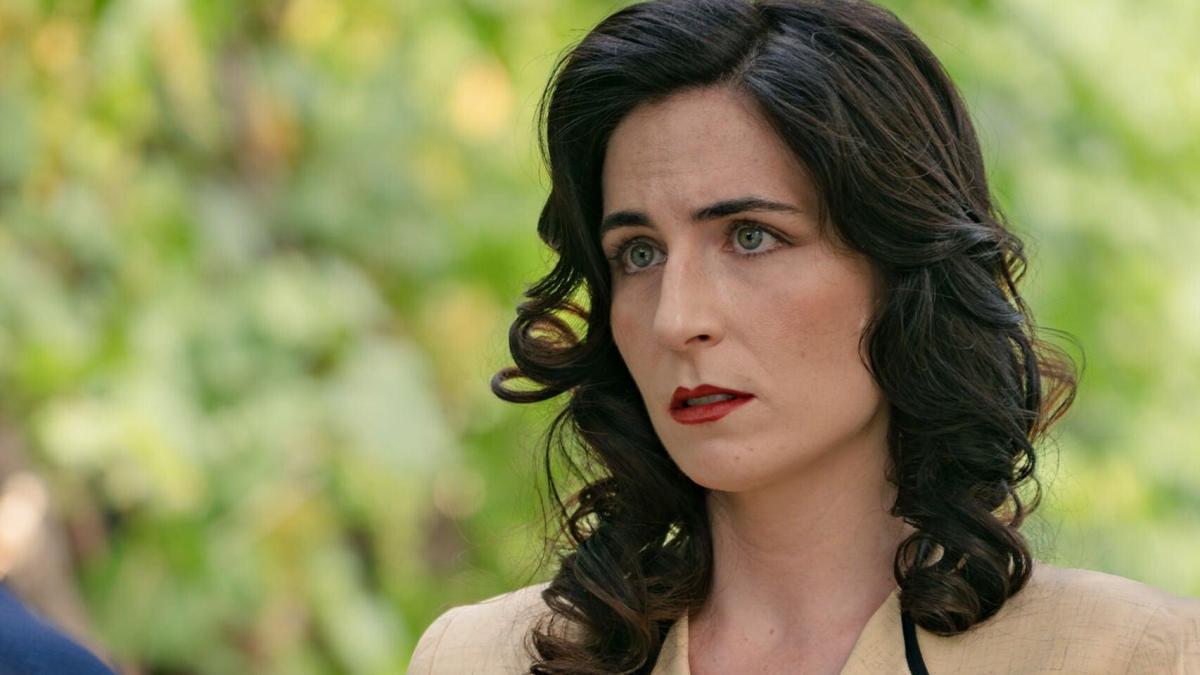 el diario de Marta desaparece y pronto identifican al responsable, quien lo usa para chantajear