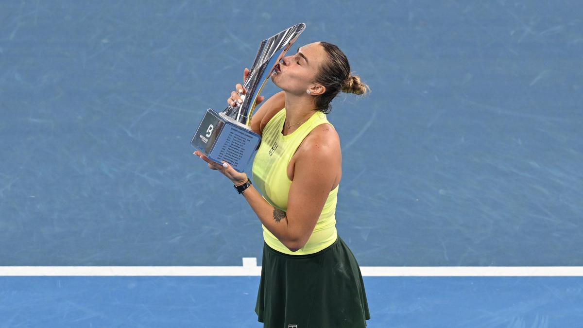 Sabalenka pide matrimonio a su pareja; Kostyuk le niega el saludo y recuerda la guerra