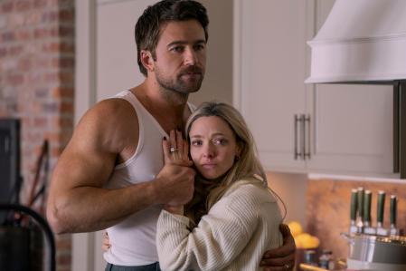 Brandon Sklenar y Amanda Seyfried en una escena de 'La asistenta'