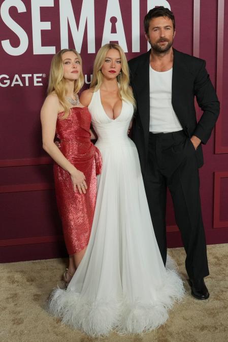 Con Amanda Seyfried y Sydney Sweeney, en el estreno de 'La asistenta' en Los Ángeles el pasado 15 de diciembre