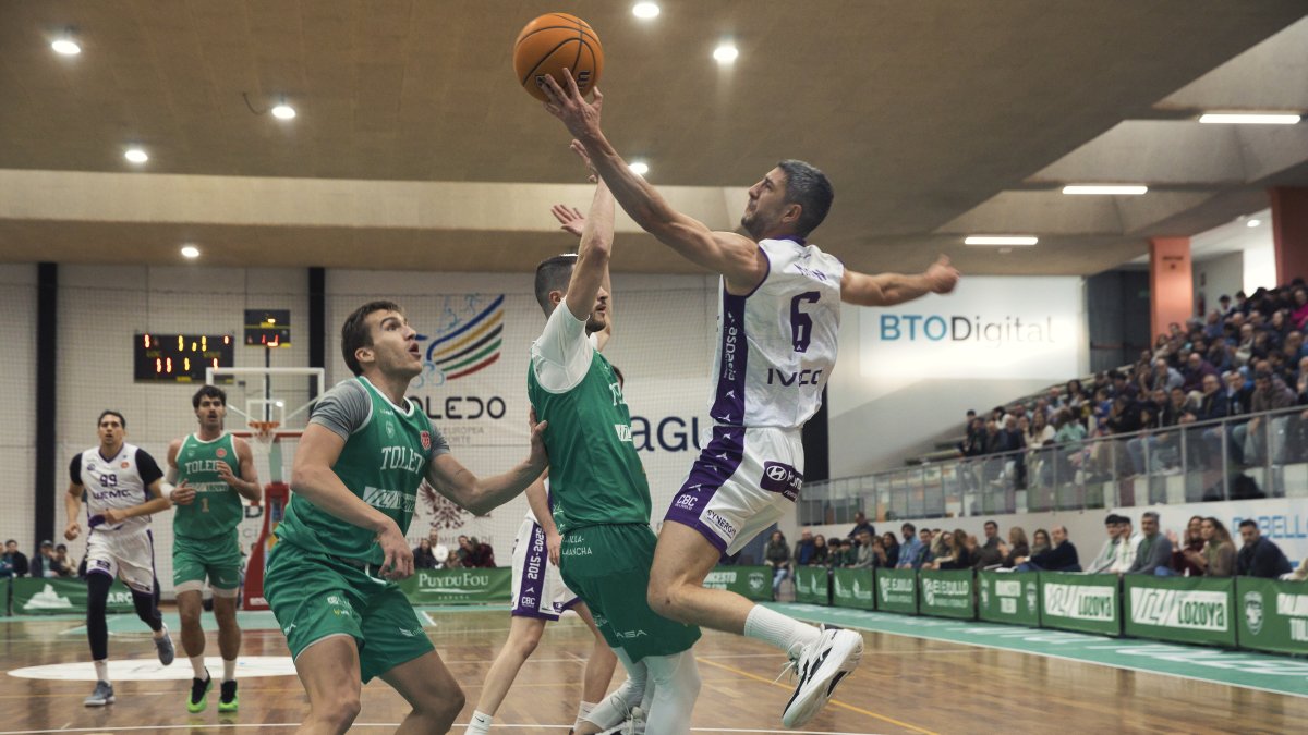 Pablo Marín penetra ante la defensa del CB Toledo.