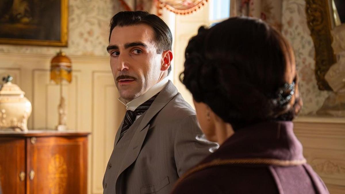 un comandante del ejército se presenta en palacio