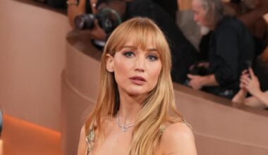 Jennifer Lawrence impacta a todos con su vestido transparente para los Globos de Oro 2026