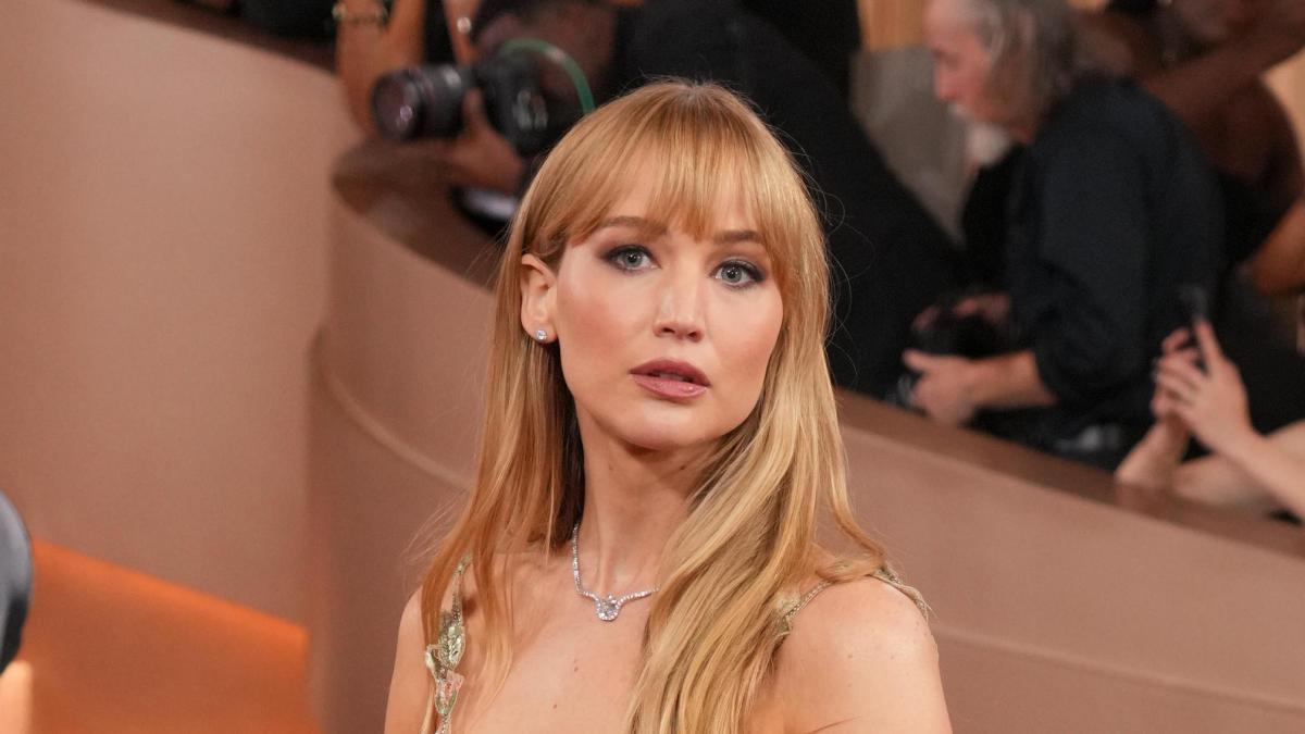 Jennifer Lawrence impacta a todos con su vestido transparente para los Globos de Oro 2026