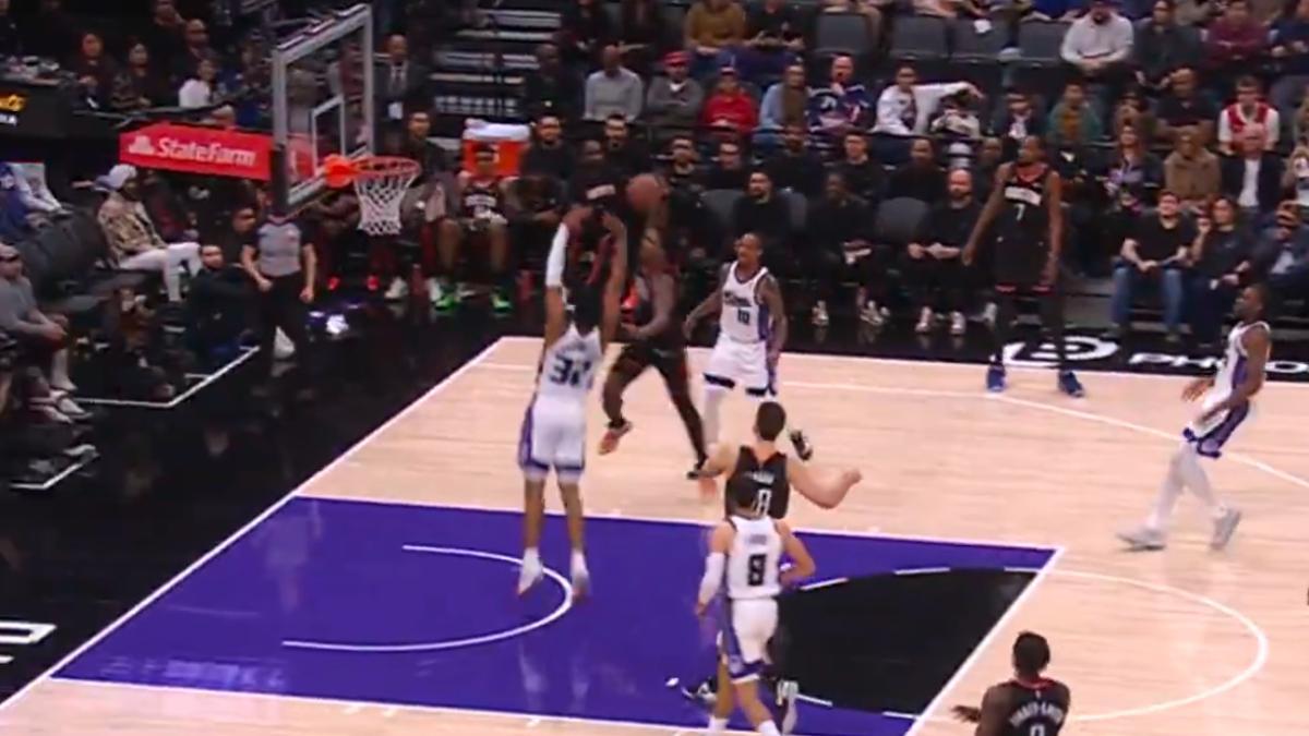 ¡Salvajada de mate de Amen Thompson!