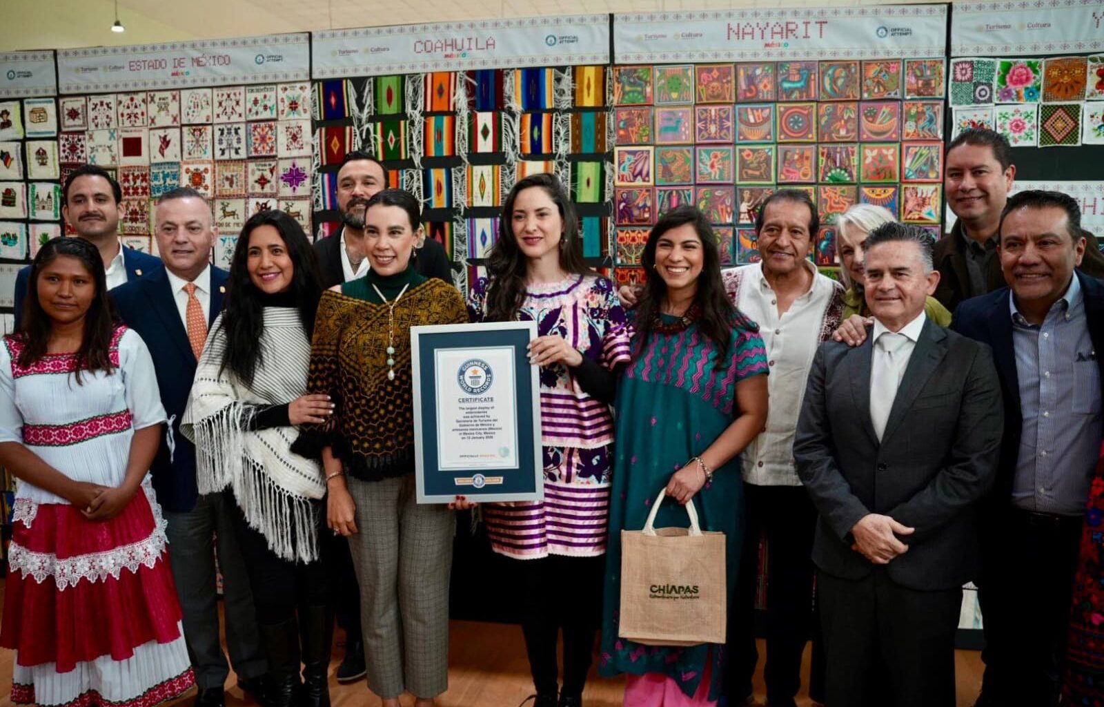 Morelos contribuye al Récord Guinness de la exposición de bordados y tejidos más grande del mundo