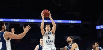 Álex Reyes en un avance hacia la canasta