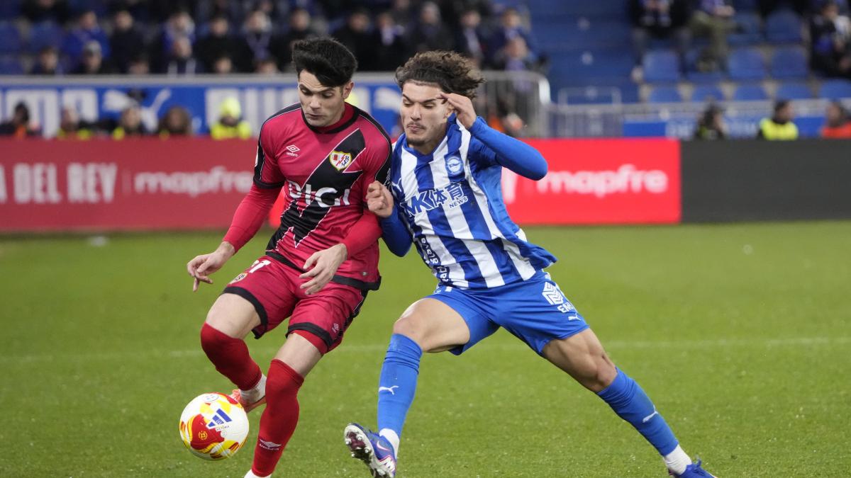 El Alavés impone su ley ante un Rayo en inferioridad