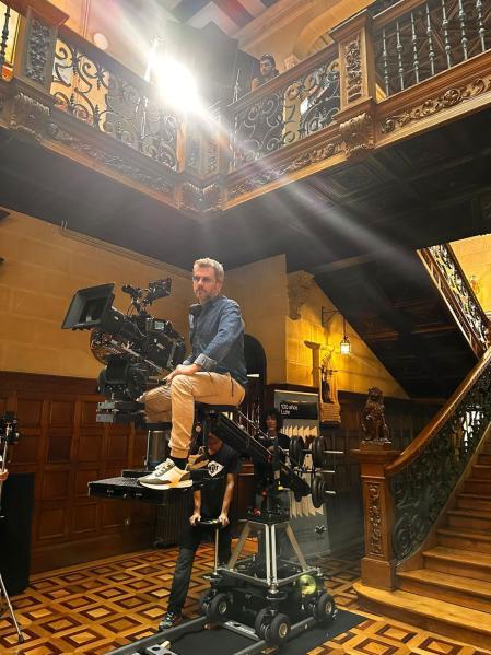 El director Juanma Bajo Ulloa durante el rodaje de su última película 