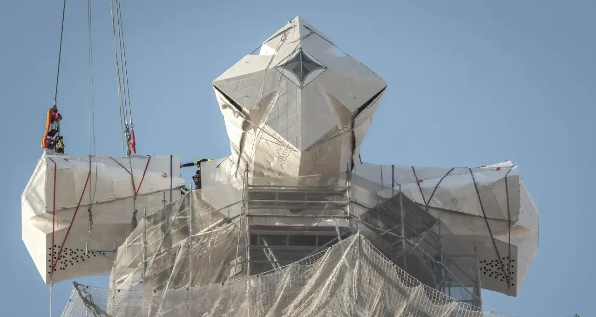 la cruz de Jesús toma forma