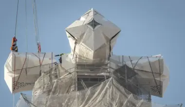 la cruz de Jesús toma forma