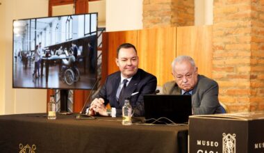 Viejo y Santonja observan en el ordenador la recreación del museo y los servicios al visitante visibles en las pantallas.