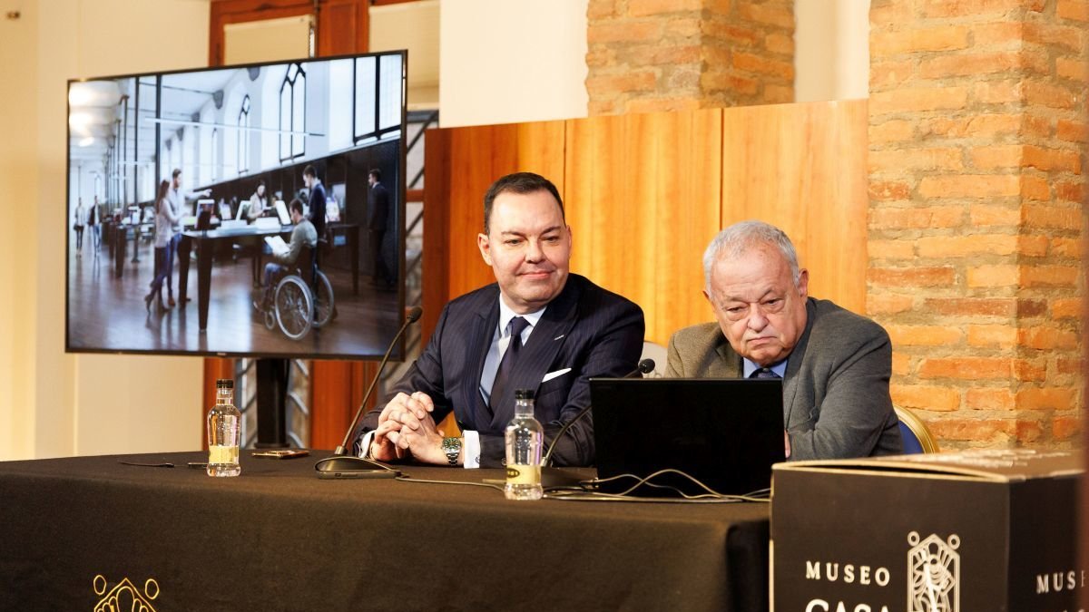 Viejo y Santonja observan en el ordenador la recreación del museo y los servicios al visitante visibles en las pantallas.