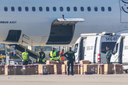 La Guardia Civil inspecciona parte de la carga del vuelo después del aterrizaje