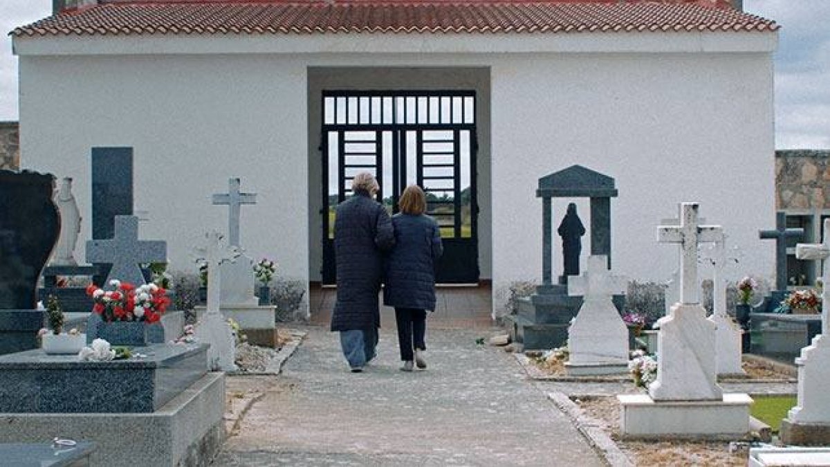 Una de las escenas más íntimas del documental, donde Cristina Urgel y su madre recorren el cementerio del pueblo en busca de memoria, nombres y silencios compartidos.