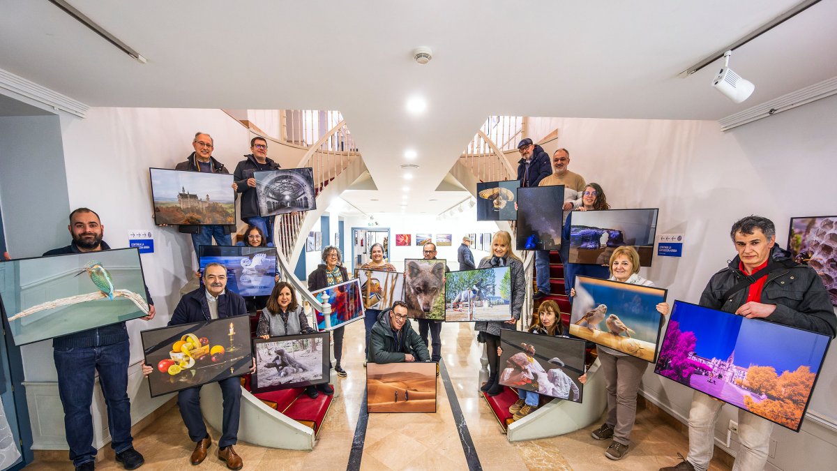 Miembros del Fotoclub Contraluz posan con algunas fotografías.