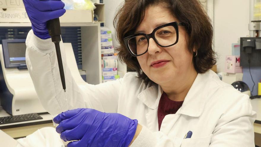 Sonia Eiras, en un laboratorio del CHUS.