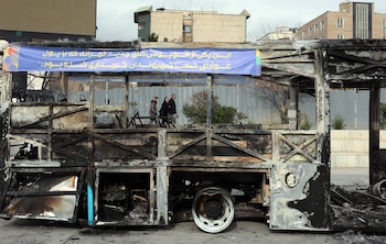 Iraníes caminan junto a los