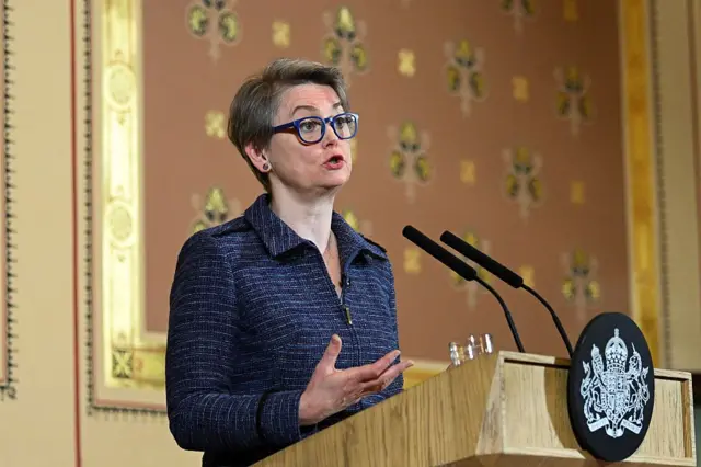 Yvette Cooper dando un discurso en diciembre de 2025.