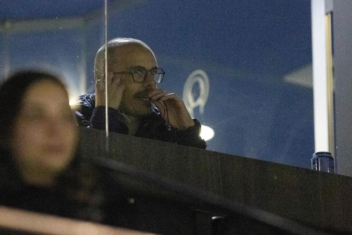 Beto Company da instrucciones desde el palco del Rico Pérez en su segundo partido de sanción durante el Hércules-Sabadell.