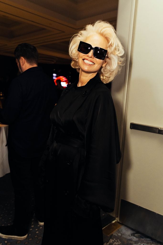 Pamela Anderson en los WWD Style Awards, 2026.
