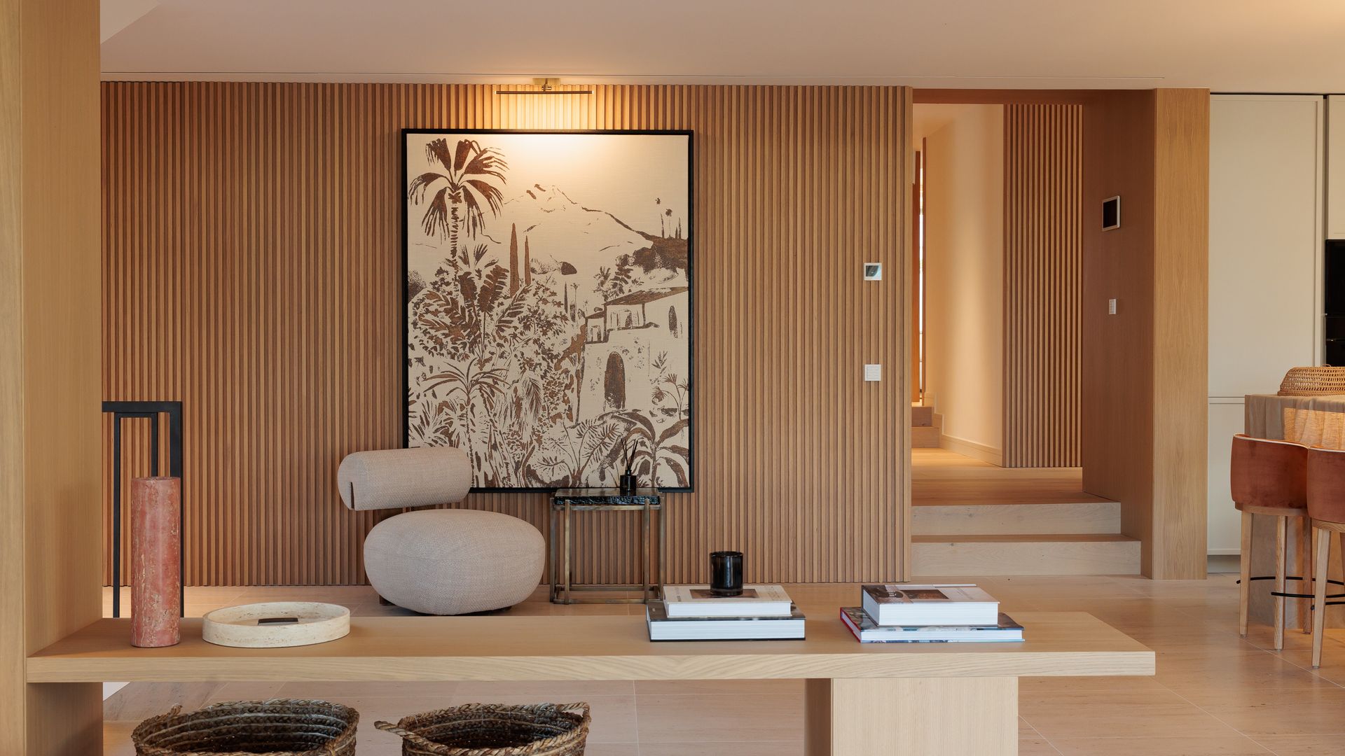 Salón con panelado en la pared