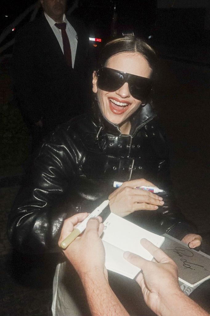 Rosalia, firmando autógrafos a los fans en Río de Janeiro