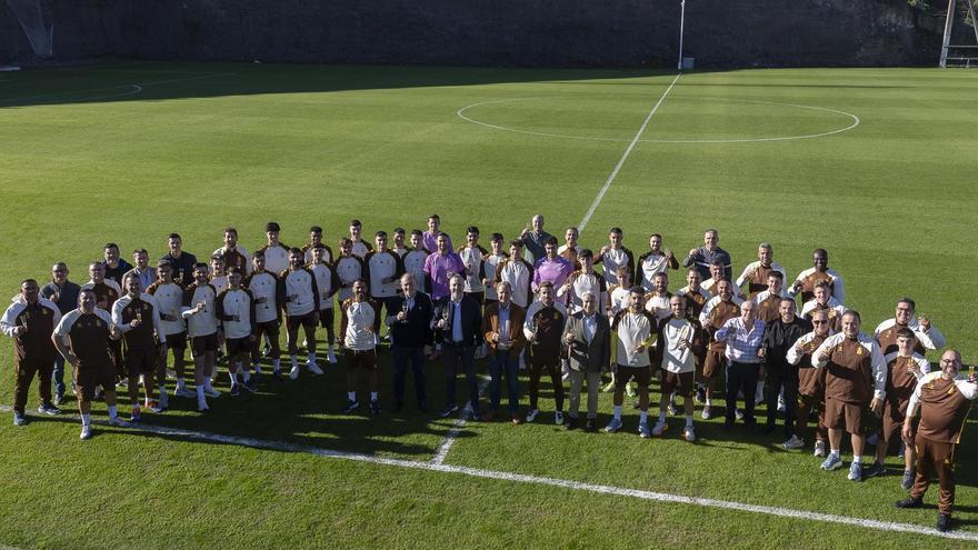 Plantel, cuerpo técnico, parte del consejo de administración de la UD, el pasado miércoles 31 de diciembre en Barranco Seco, con el tradicional brindis por 2026.