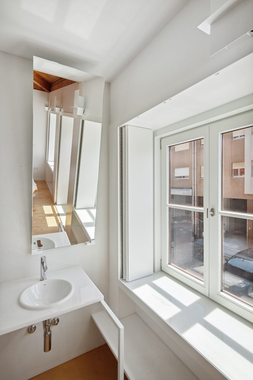 solar estrecho alargado casa dos volumenes patio interior anexo con cúpula