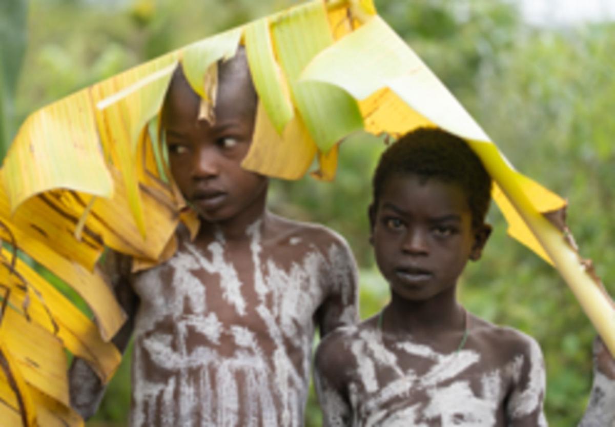 La cámara de Emilio Cueto, en medio de la tribu